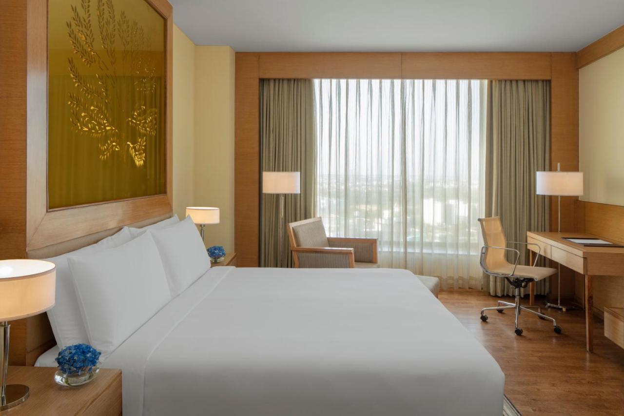 新德里德瓦卡丽笙酒店 外观 照片 A room at the hotel