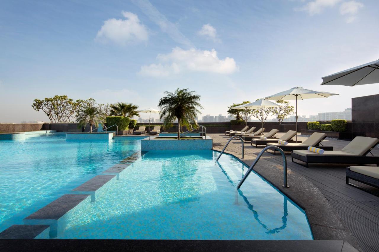 新德里德瓦卡丽笙酒店 外观 照片 The swimming pool at the hotel
