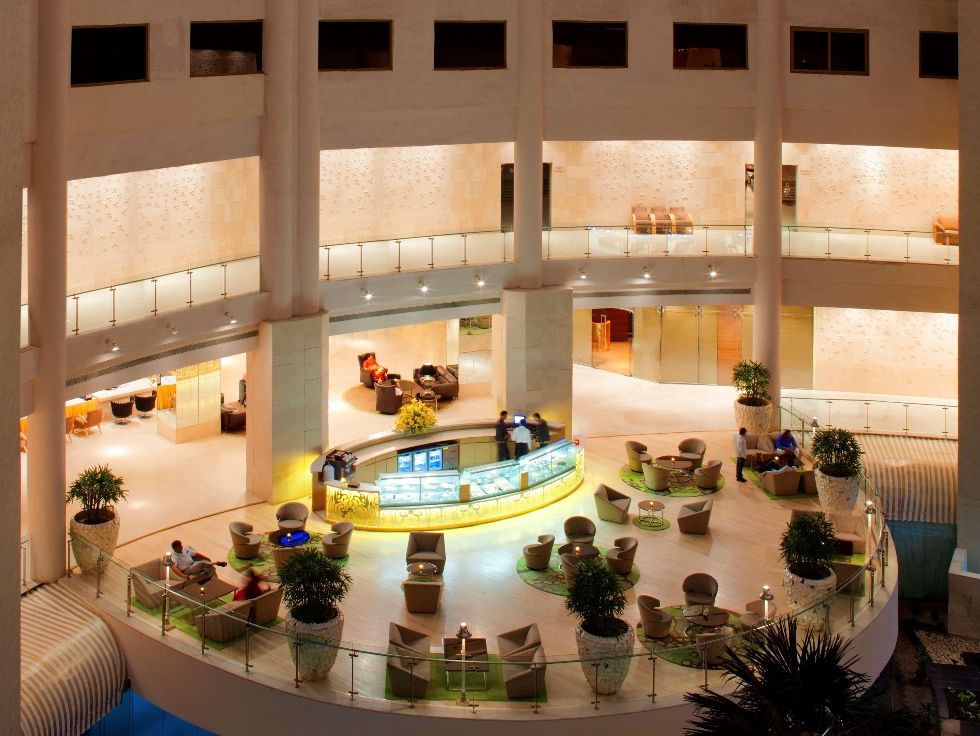 新德里德瓦卡丽笙酒店 外观 照片 The lobby of the hotel