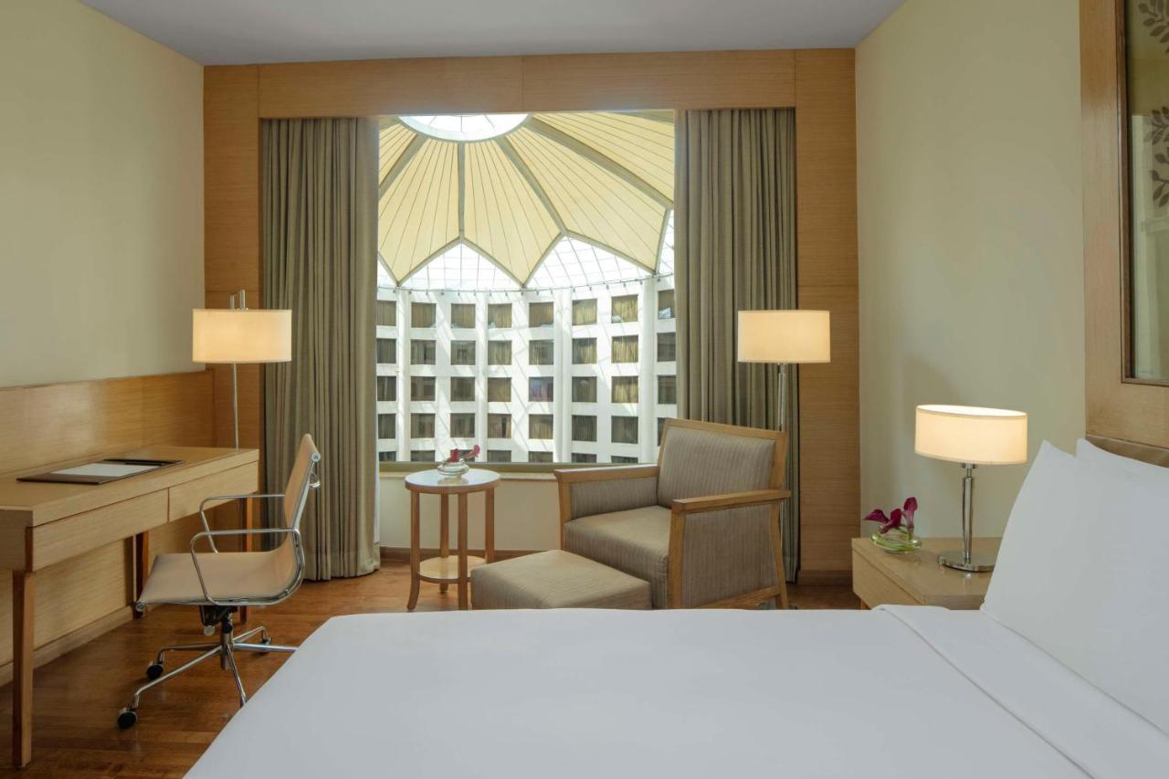 新德里德瓦卡丽笙酒店 外观 照片 A room at the hotel