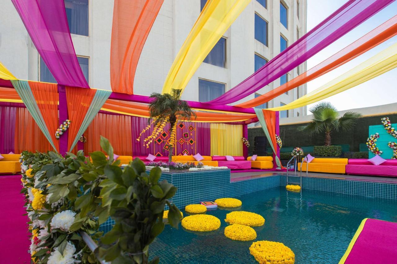 新德里德瓦卡丽笙酒店 外观 照片 A poolside wedding in India