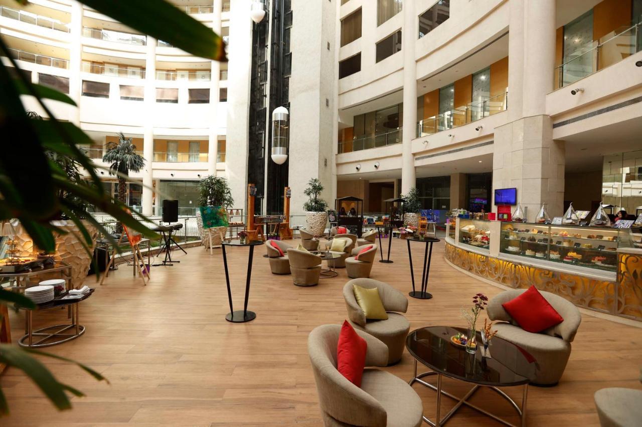 新德里德瓦卡丽笙酒店 外观 照片 The lobby of the hotel