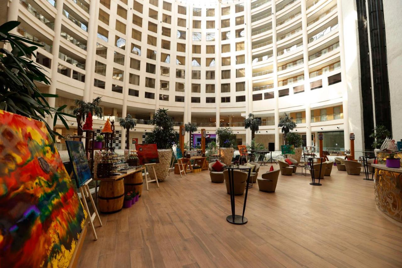 新德里德瓦卡丽笙酒店 外观 照片 The lobby of the hotel