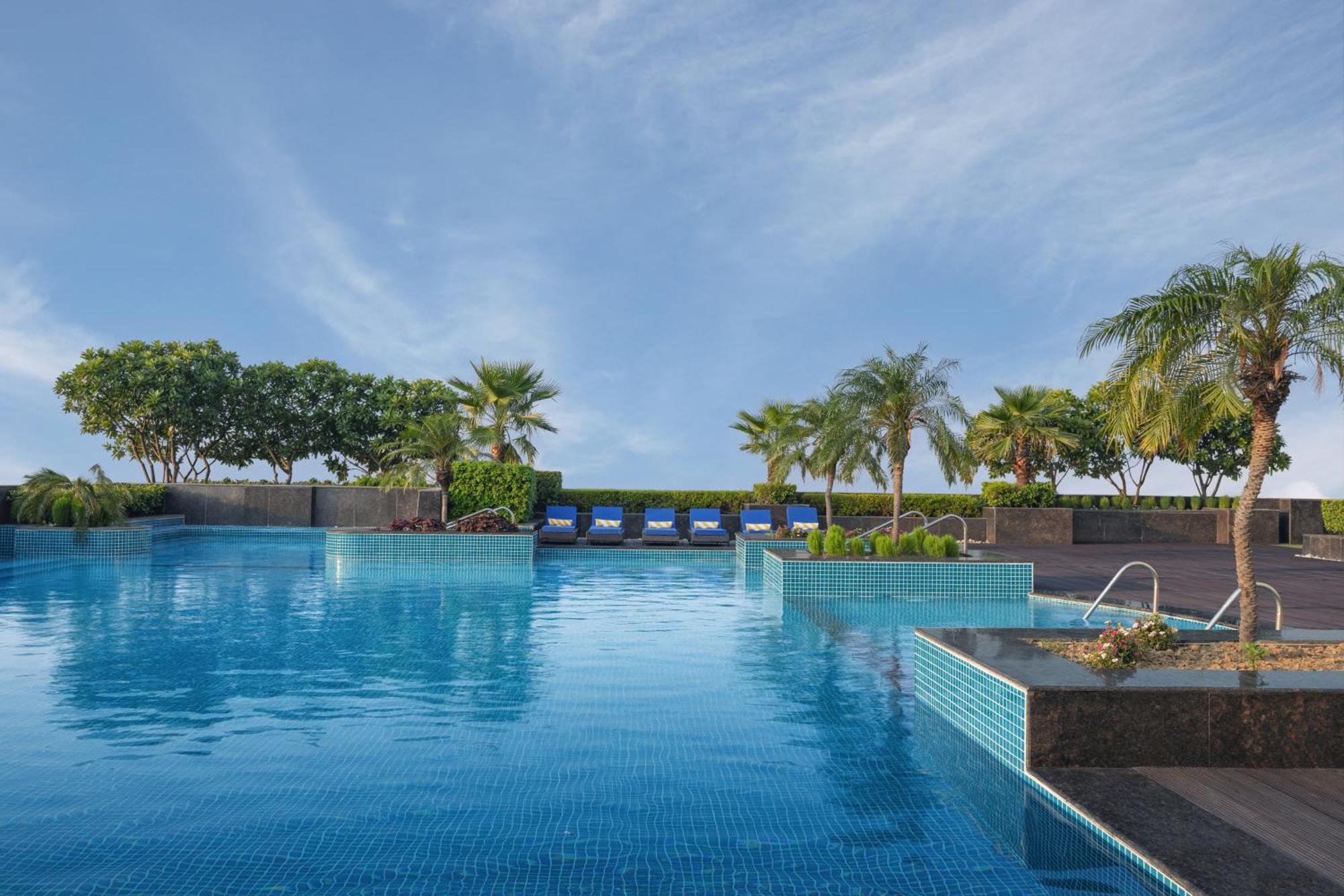 新德里德瓦卡丽笙酒店 外观 照片 The swimming pool at the hotel