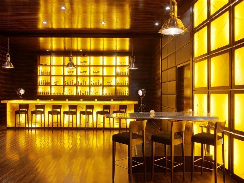 新德里德瓦卡丽笙酒店 外观 照片 The bar at the hotel